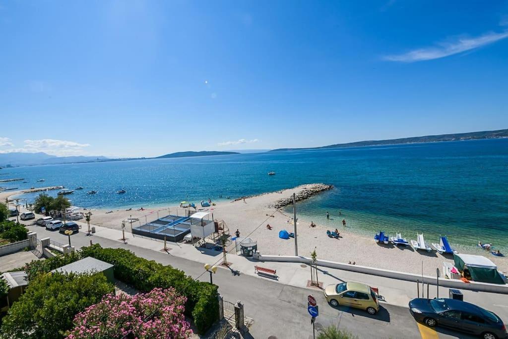 Stunning Beachfront Apartment With Roof Terrace Kastela Dış mekan fotoğraf