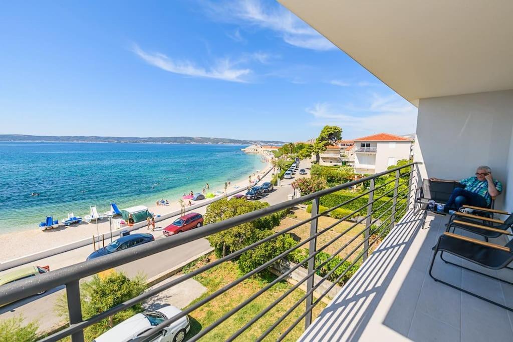 Stunning Beachfront Apartment With Roof Terrace Kastela Dış mekan fotoğraf