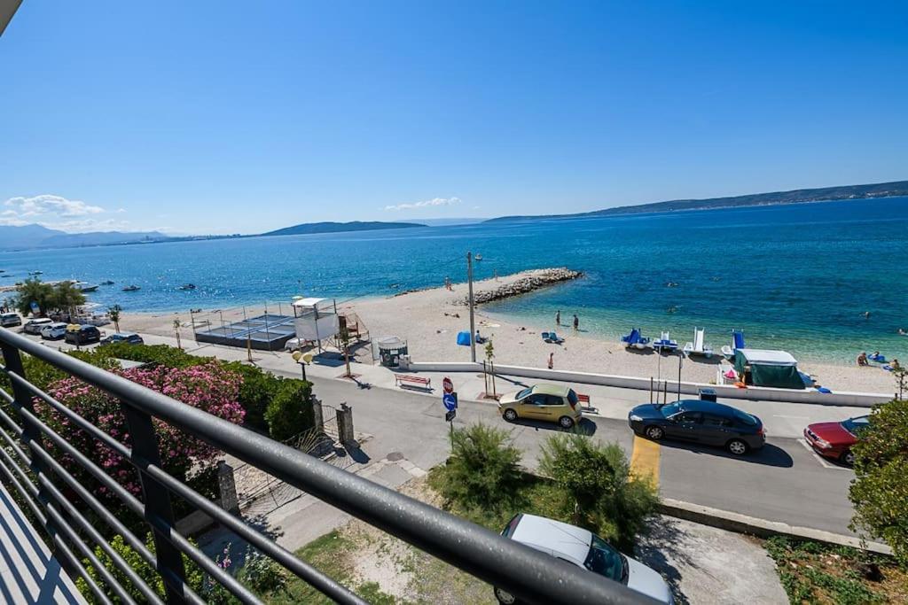 Stunning Beachfront Apartment With Roof Terrace Kastela Dış mekan fotoğraf