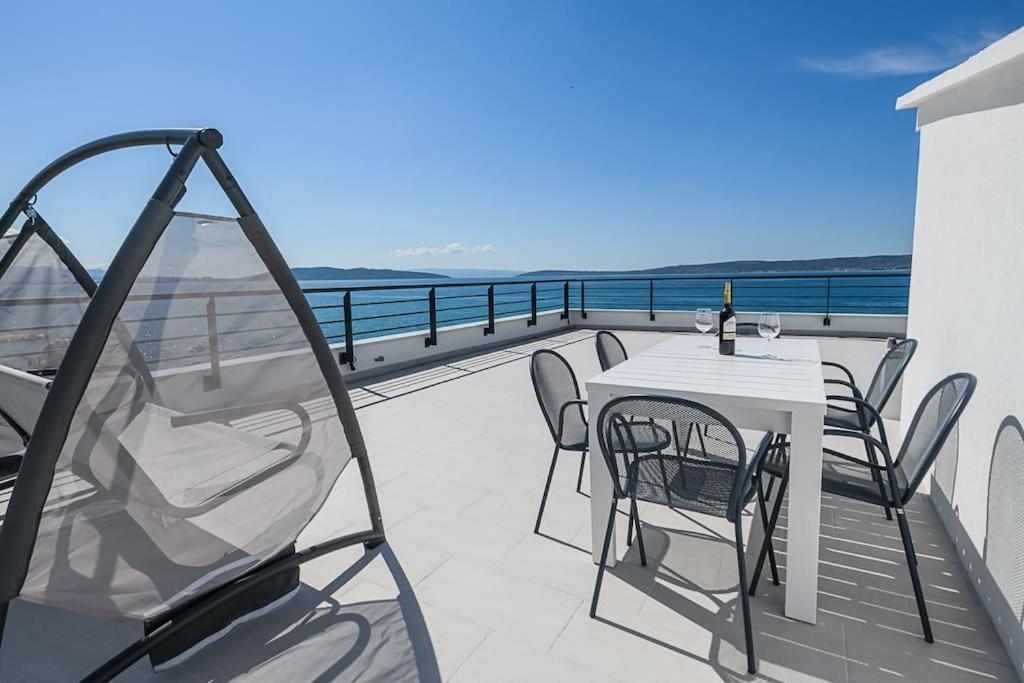 Stunning Beachfront Apartment With Roof Terrace Kastela Dış mekan fotoğraf