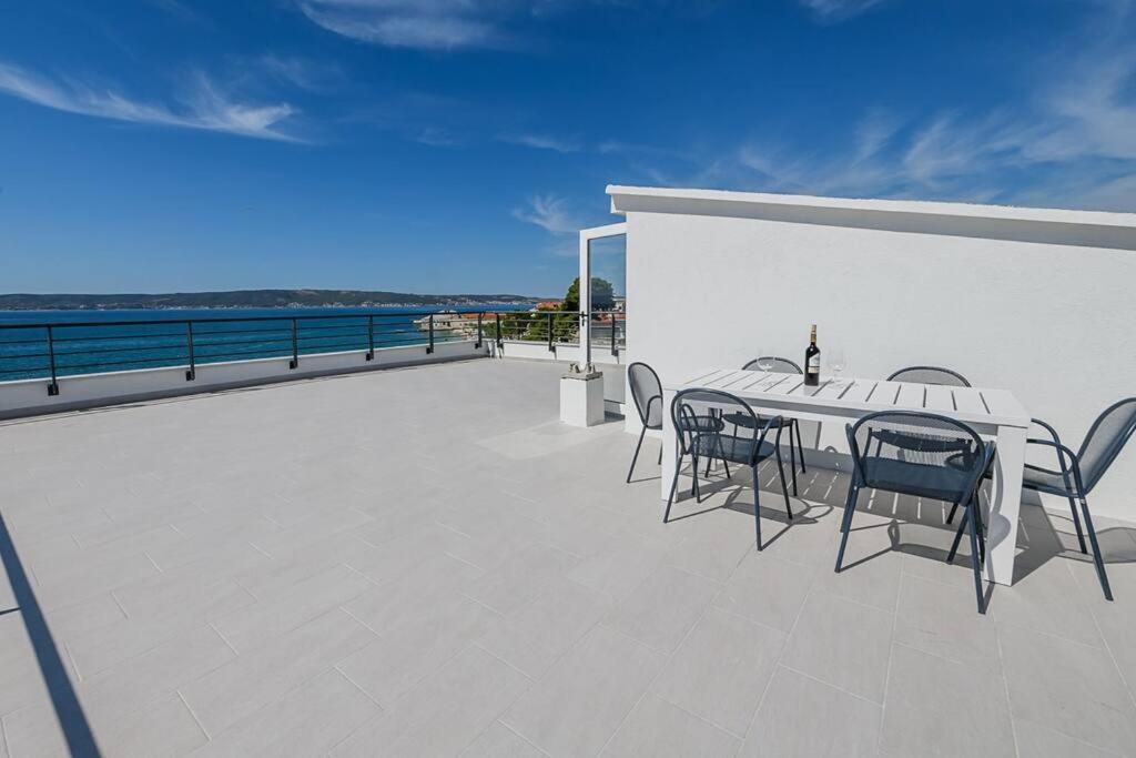 Stunning Beachfront Apartment With Roof Terrace Kastela Dış mekan fotoğraf