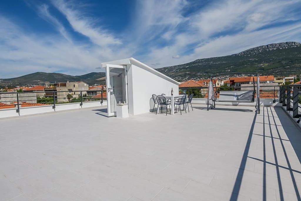 Stunning Beachfront Apartment With Roof Terrace Kastela Dış mekan fotoğraf