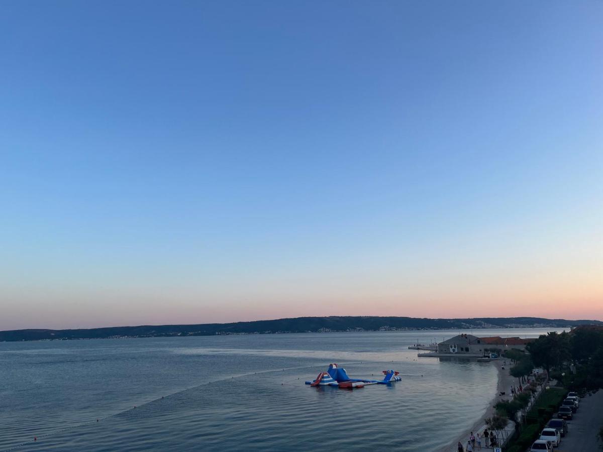 Stunning Beachfront Apartment With Roof Terrace Kastela Dış mekan fotoğraf